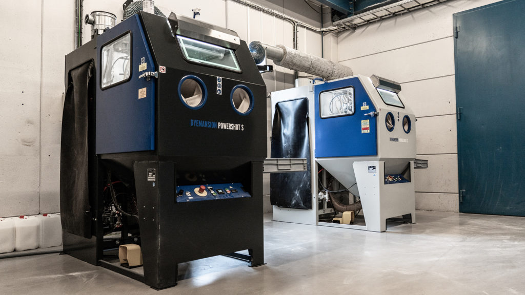 De nya blästerskåpen PowerShotShotpeening till vänster och PowerShotCleaning till höger.