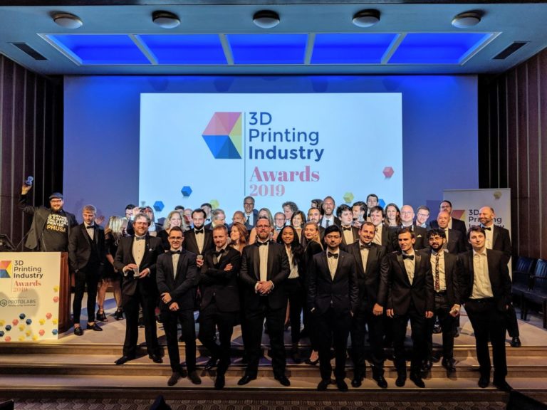 Redaktionen på 3D Printing Industry-webbplatsen tillsammans med förra årets prisvinnare på scenen. Foto: 3D Printing Industry
