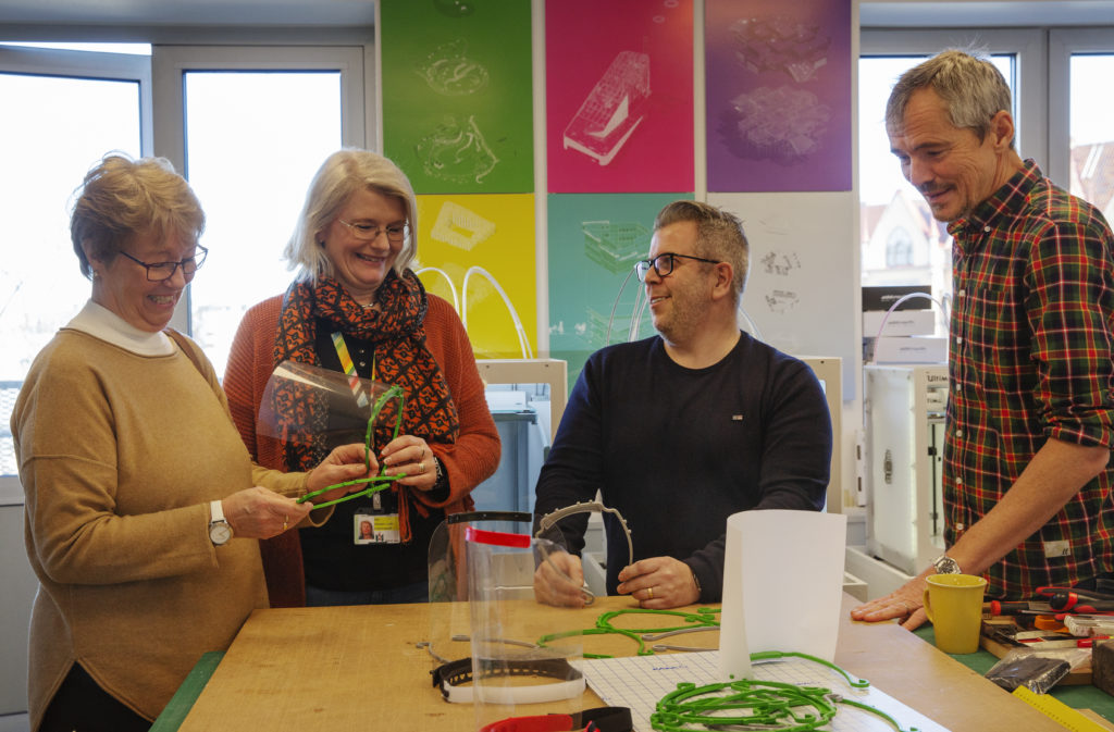 Pia Nilsson och Åsa Ollerstam Lundh från hälsa-, vård- och omsorgsförvaltningen bredvid Paul Stewart, 3d-visualiserare och Björn Fröding, modelltekniker på stadsbyggnadskontoret.