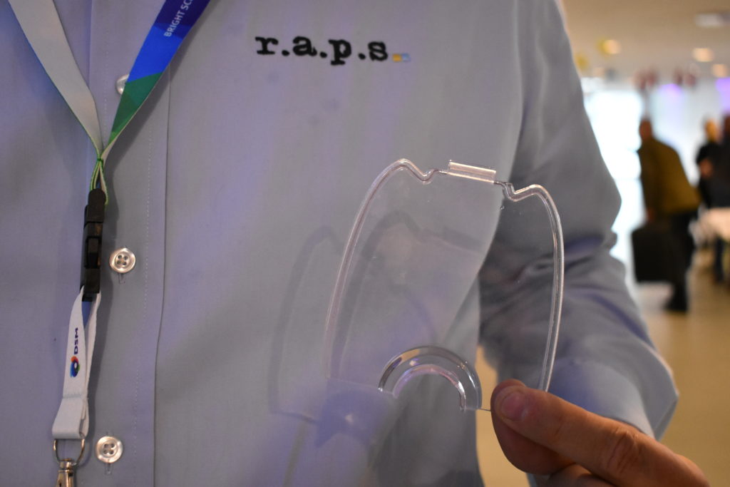 – Vi kan printa klart material och sen polera det utan att det blir blåton i plasten, säger Pär, och visar ett test Raplas SLA-system.