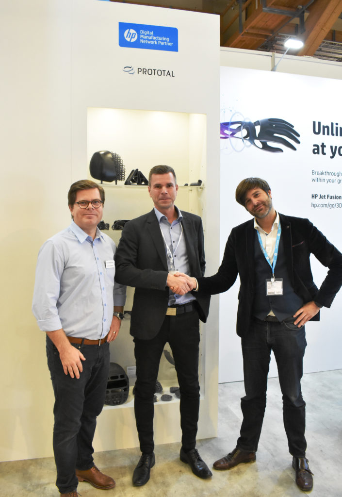 Jonas Sandwall, marknadschef på Prototal bredvid Henrik Lundell, vd Prototal, och Yves Jamers, säljare för den nordiska marknaden från HP, som tar i hand på det nya samarbetet.