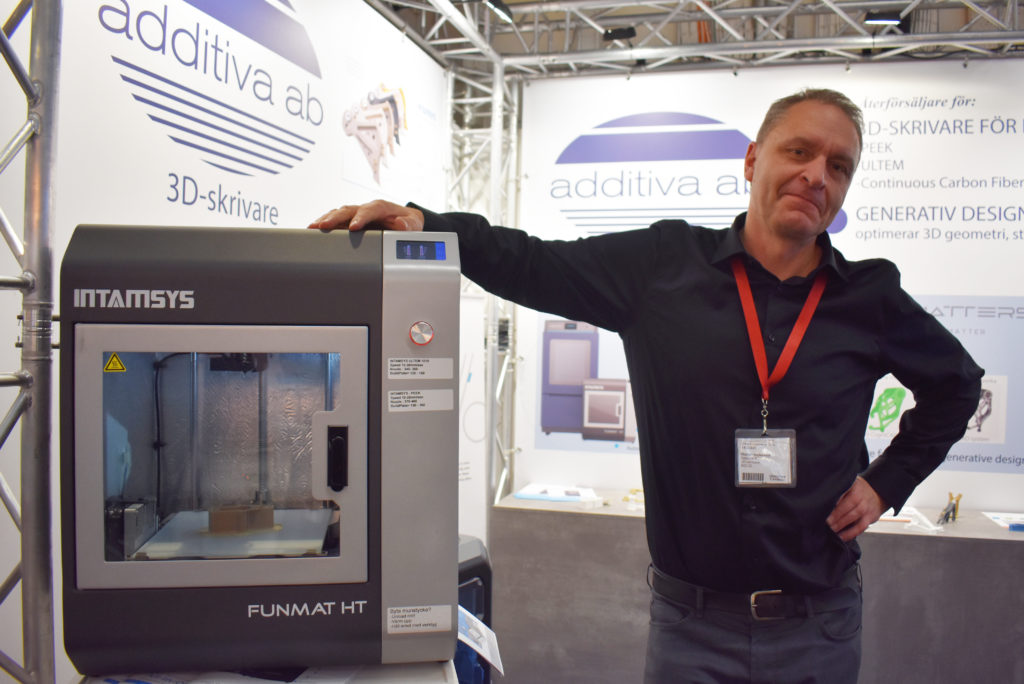 Robert Andersson var på plats i Additiva ABs monter för att berätta mer om vad företaget kan erbjuda. Bland annat denna Intamsys 3d-skrivaren.